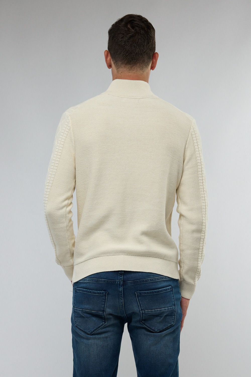 סריג איכותי מעוצב עם רוכסן בצווארון (חצי זיפ) - שמנת