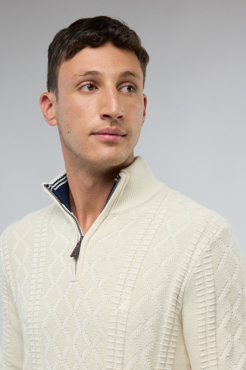 סריג איכותי מעוצב עם רוכסן בצווארון (חצי זיפ) - שמנת