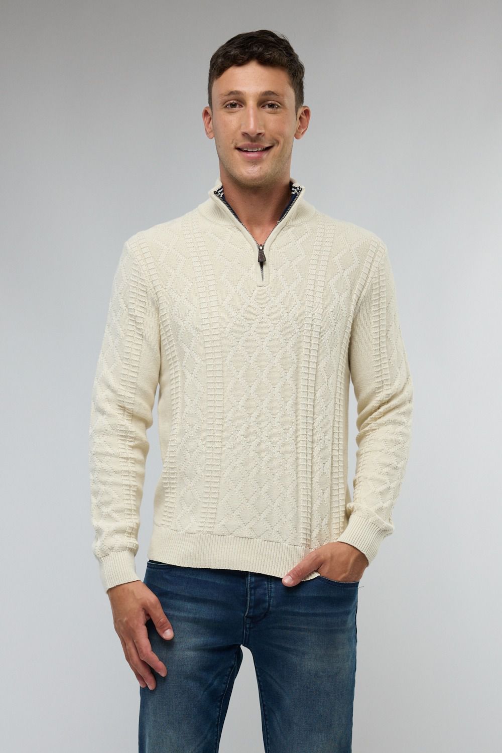 סריג איכותי מעוצב עם רוכסן בצווארון (חצי זיפ) - שמנת