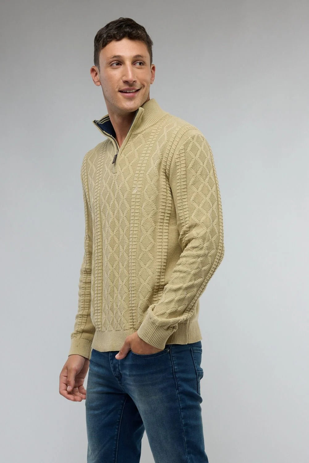 סריג איכותי מעוצב עם רוכסן בצווארון (חצי זיפ) - בז'