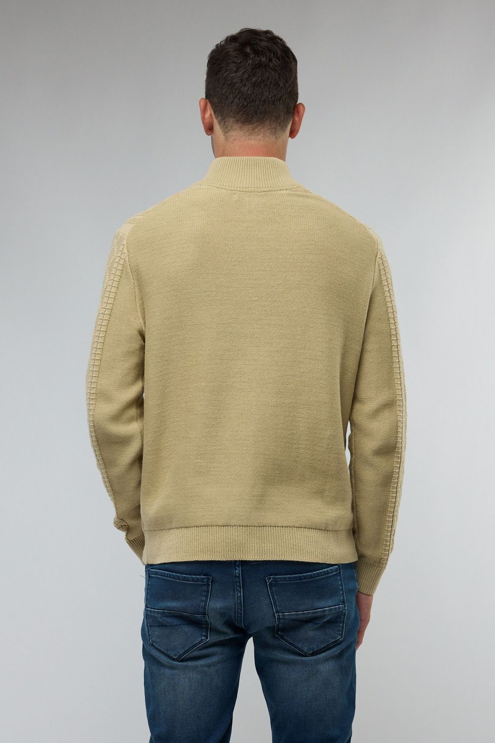 סריג איכותי מעוצב עם רוכסן בצווארון (חצי זיפ) - בז'