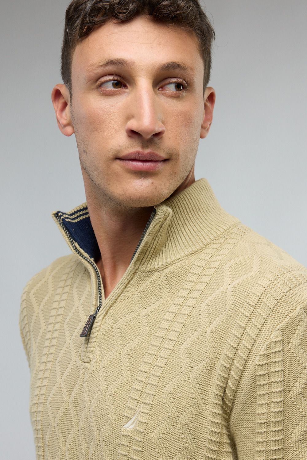 סריג איכותי מעוצב עם רוכסן בצווארון (חצי זיפ) - בז'