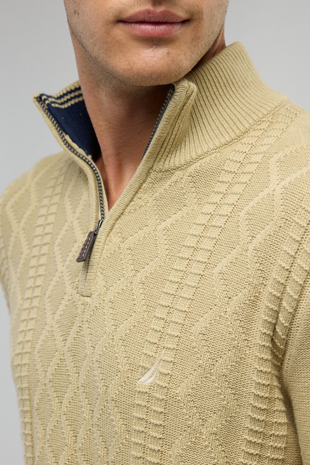 סריג איכותי מעוצב עם רוכסן בצווארון (חצי זיפ) - בז'