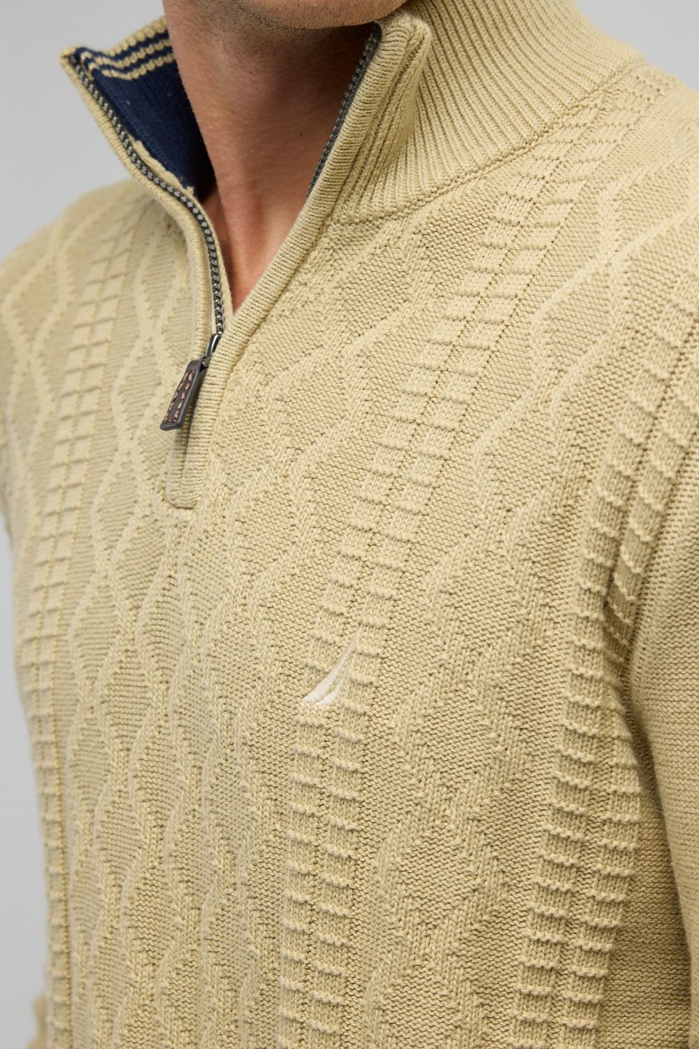 סריג איכותי מעוצב עם רוכסן בצווארון (חצי זיפ) - בז'