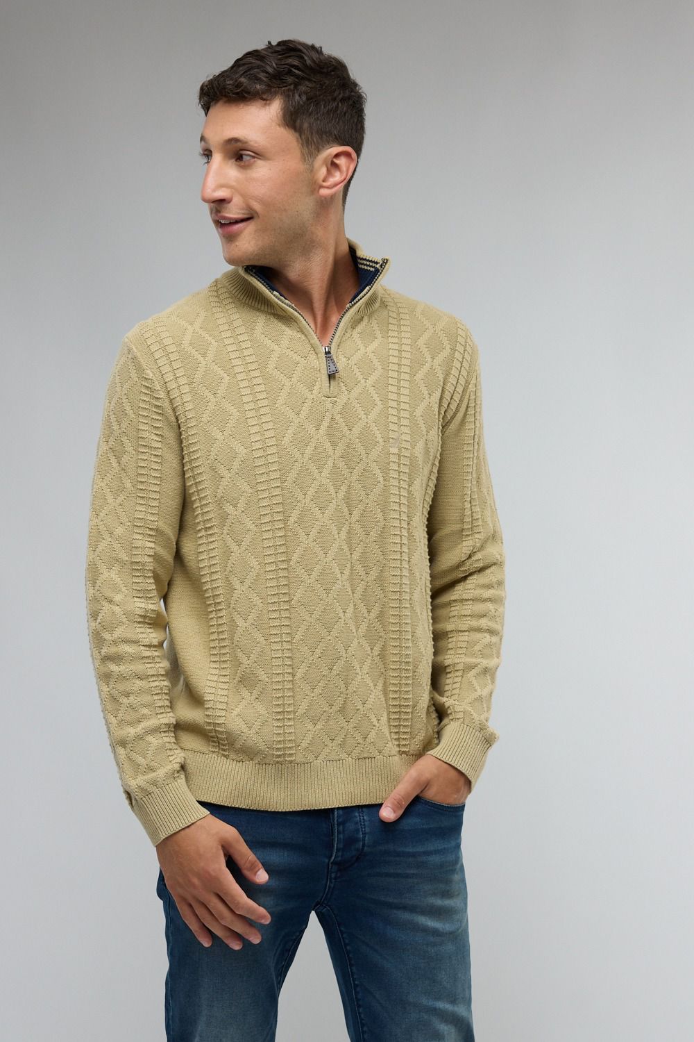 סריג איכותי מעוצב עם רוכסן בצווארון (חצי זיפ) - בז'