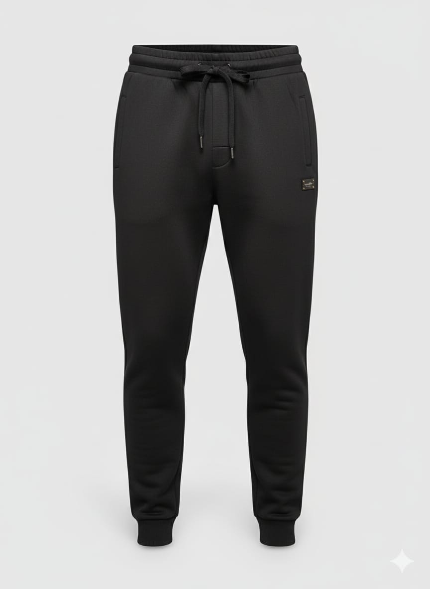 חליפת טרנינג בצבע שחור עם רקמה זהב שחור