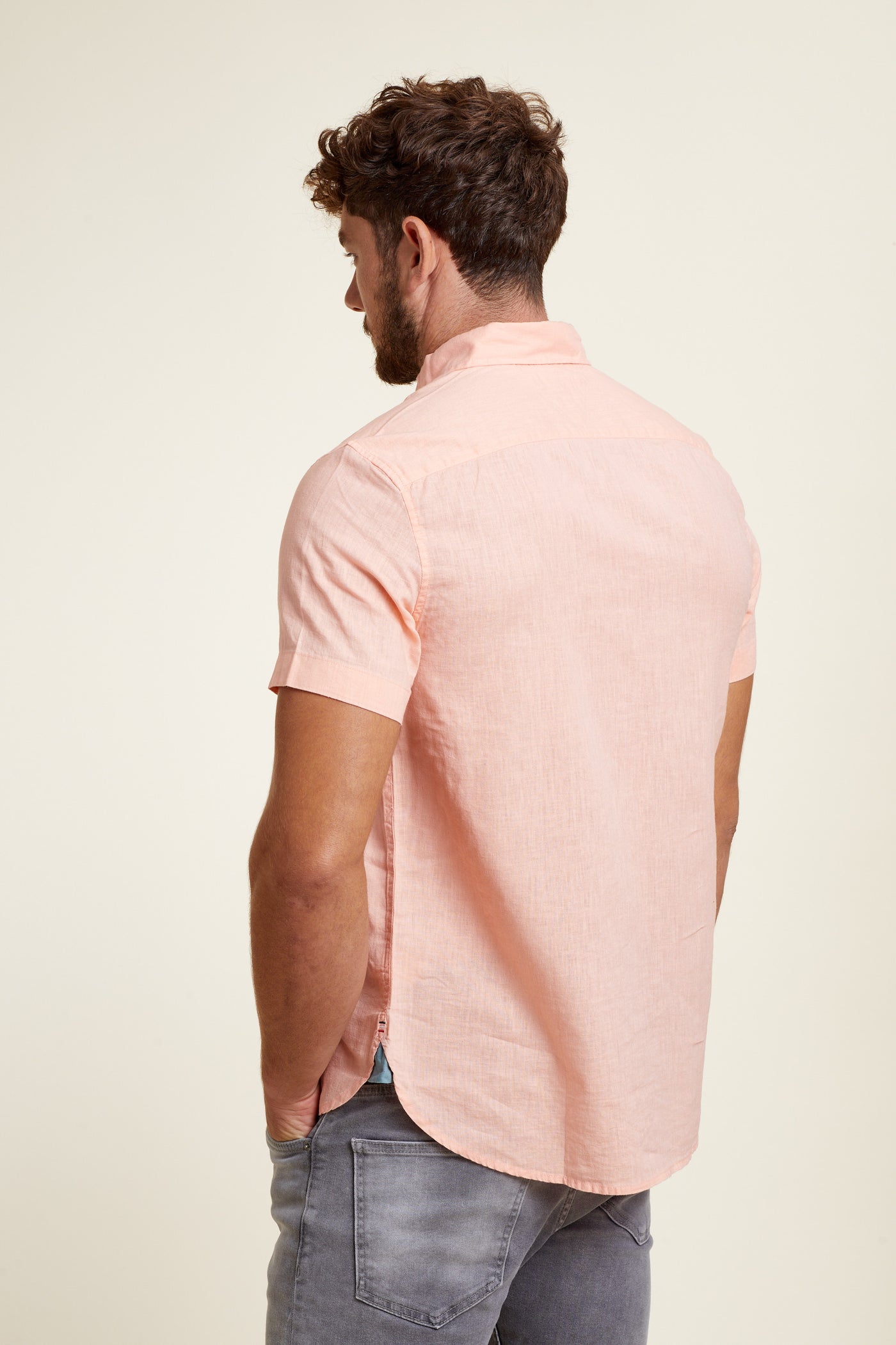חולצה מכופתרת שרוול קצר פשתן בצבע אפרסק