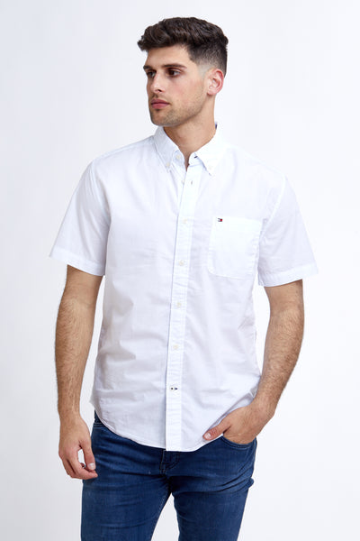 חולצה מכופתרת שרוול קצר בצבע לבן