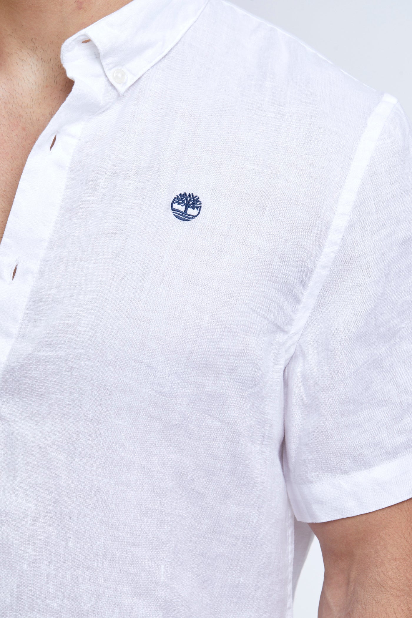 חולצת פשתן מכופתרת שרוול קצר בצבע לבן