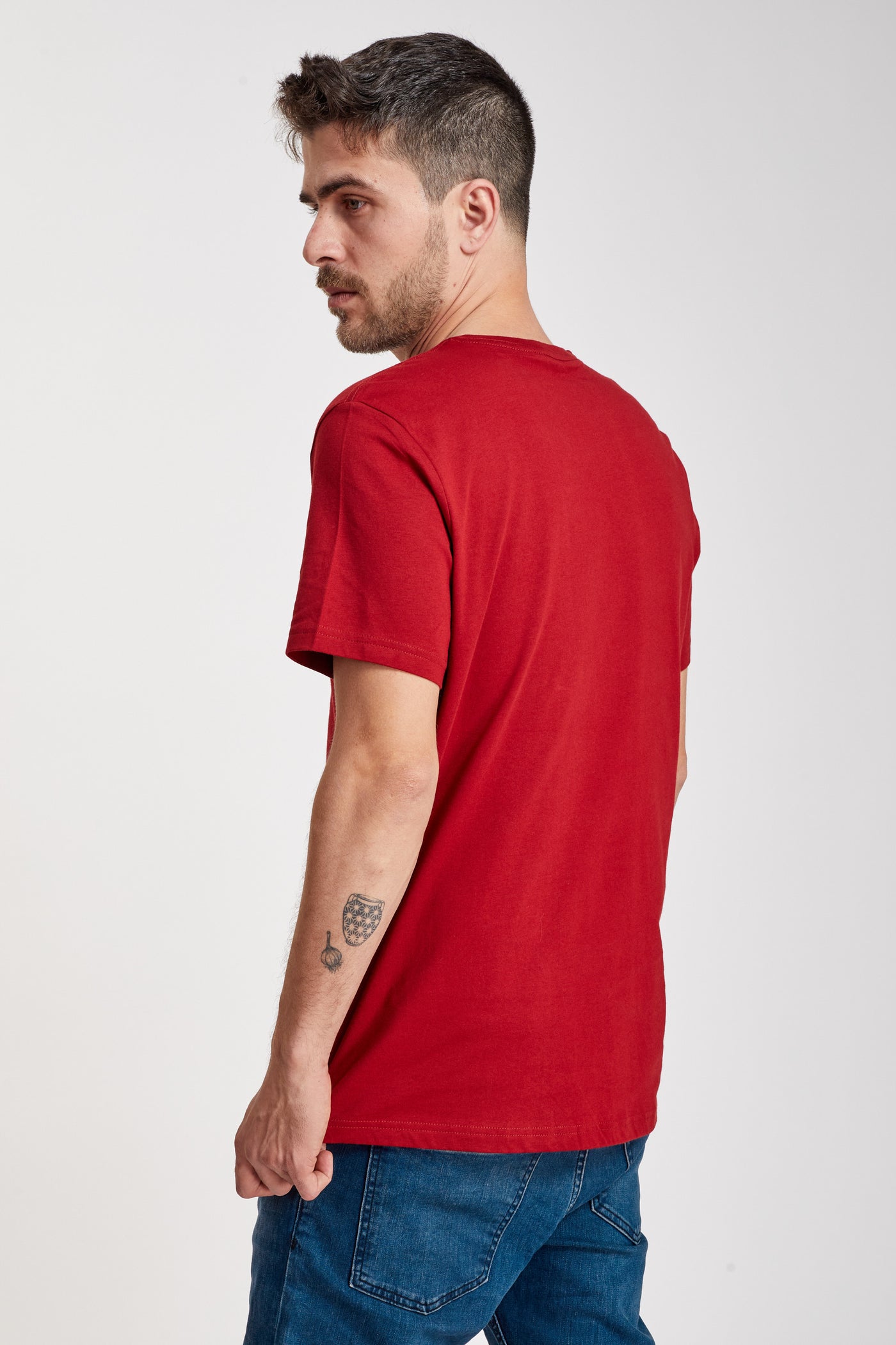 טישרט שרוול קצר וי בצבע  אדום (מידה אמריקאית גדול מהרגיל)