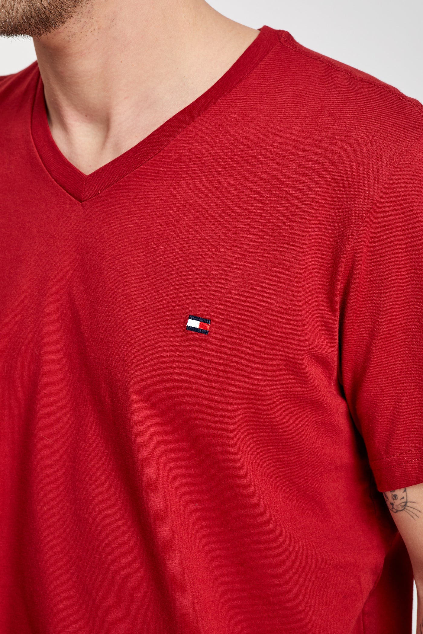 טישרט שרוול קצר וי בצבע  אדום (מידה אמריקאית גדול מהרגיל)
