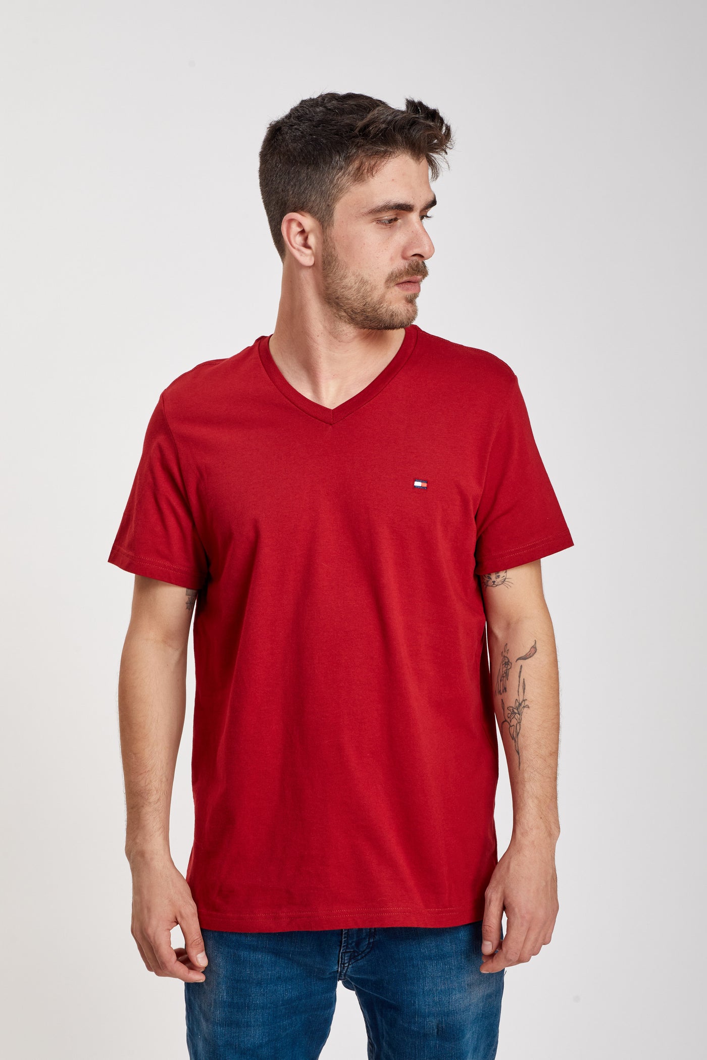 טישרט שרוול קצר וי בצבע  אדום (מידה אמריקאית גדול מהרגיל)