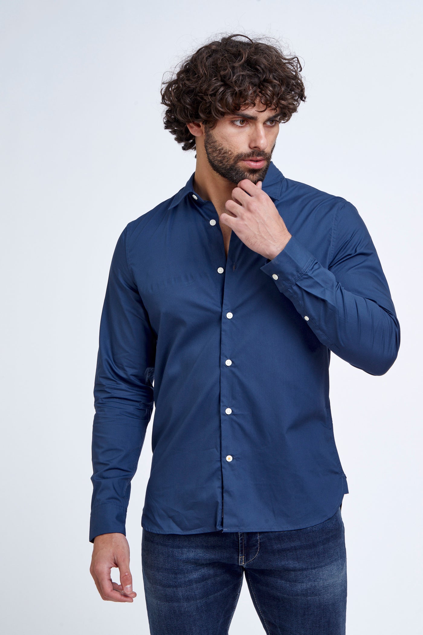 חולצה מכופתרת שרוול ארוך בצבע כחול כהה