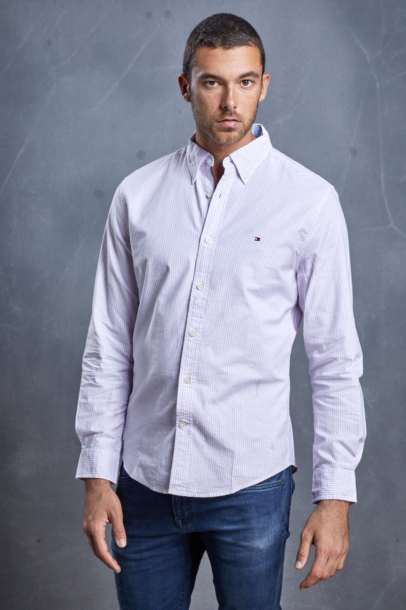 חולצה מכופתרת שרוול ארוך בצבע פסים סגול לבן