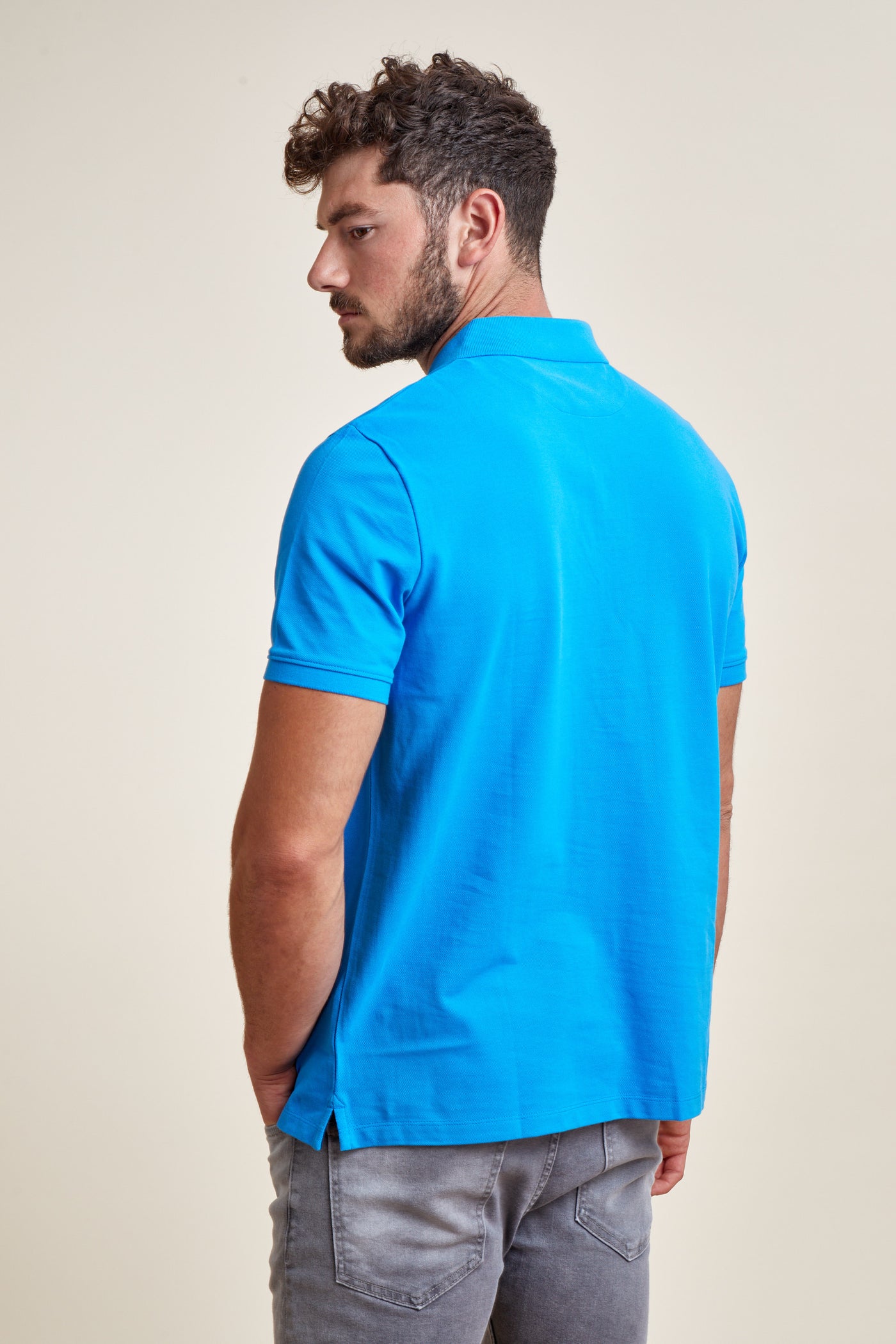 חולצת פולו שרוול קצר בצבע כחול פסטל