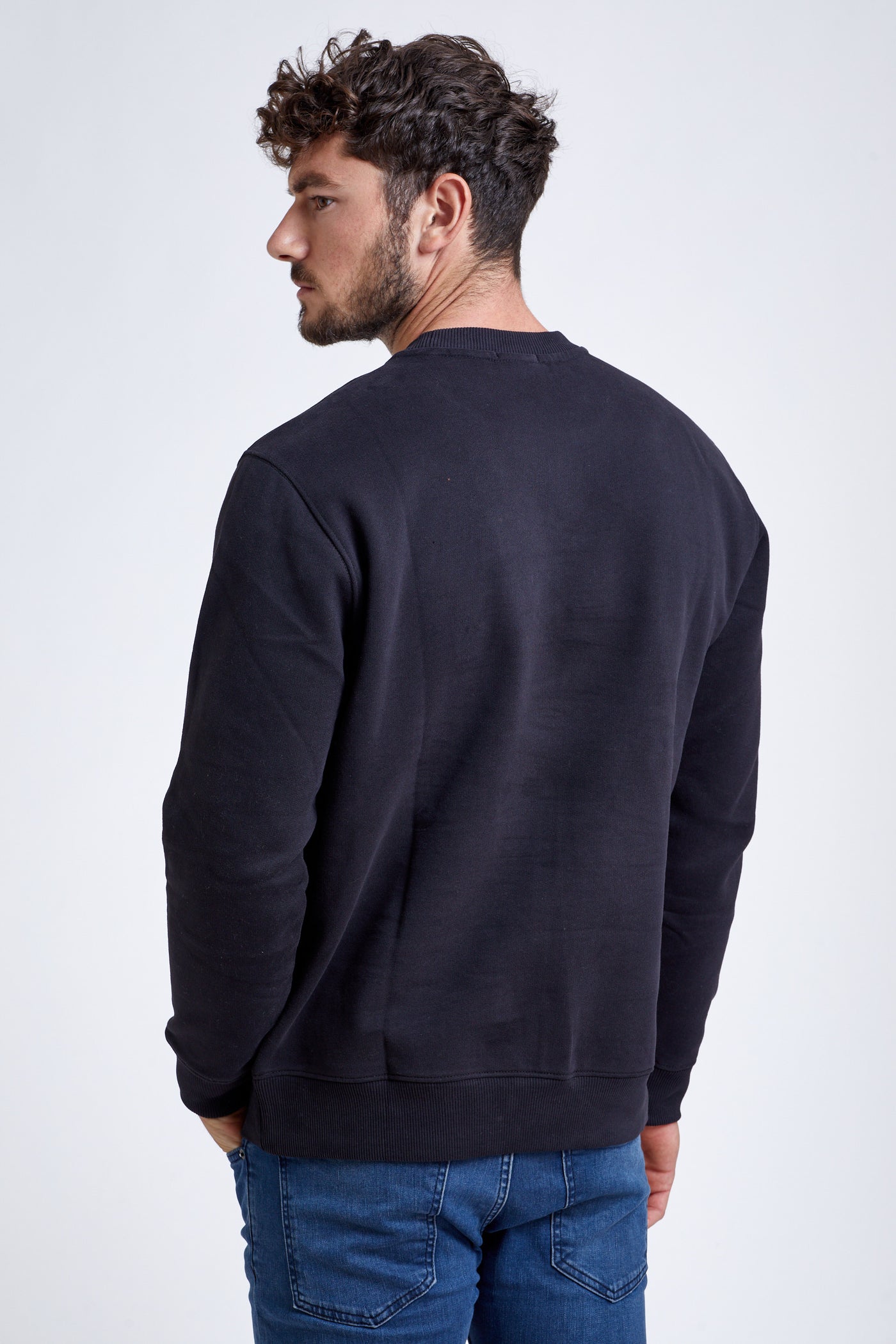 סווטשירט בצבע שחור