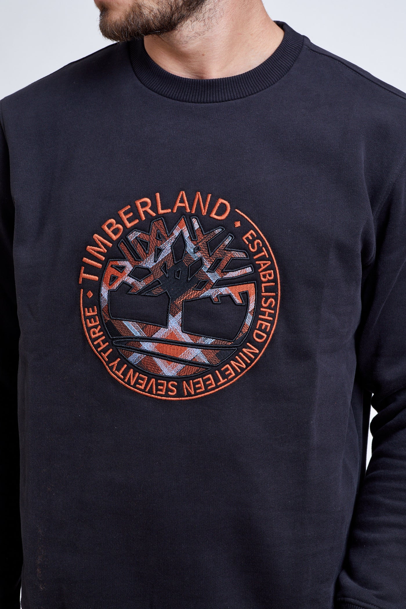 סווטשירט בצבע שחור