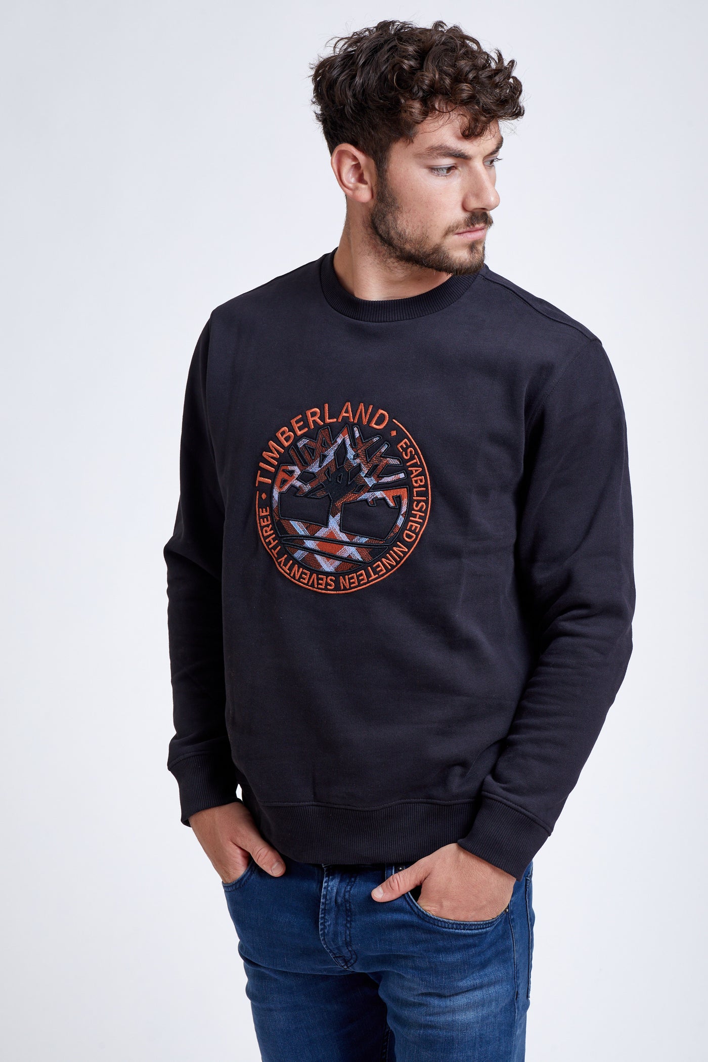 סווטשירט בצבע שחור