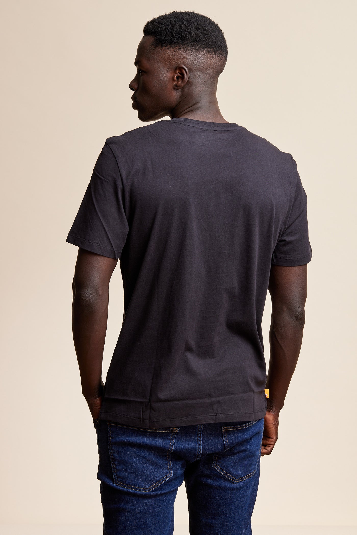 טישרט שרוול קצר בצבע שחור