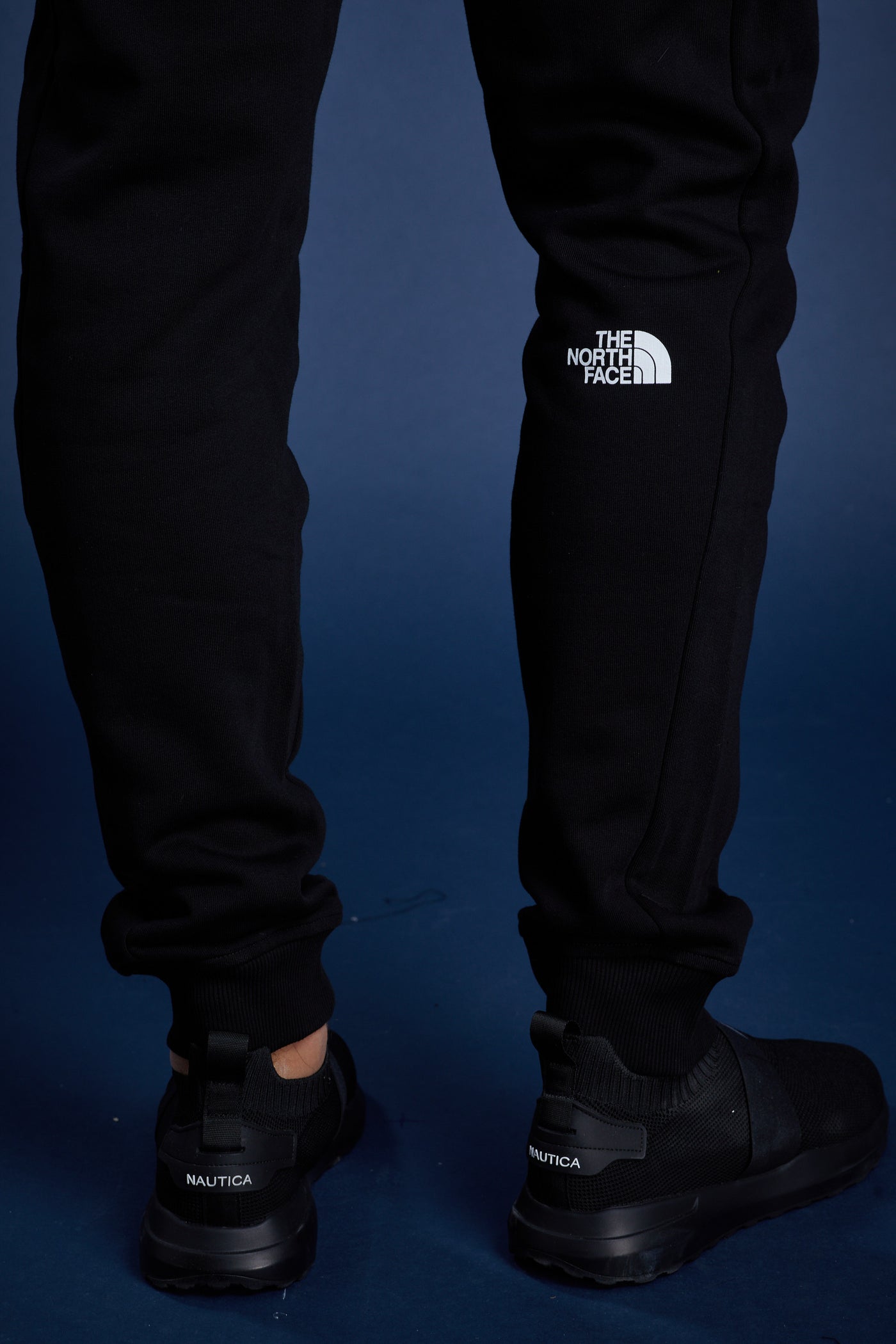 מכנסי טרנינג בצבע שחור
