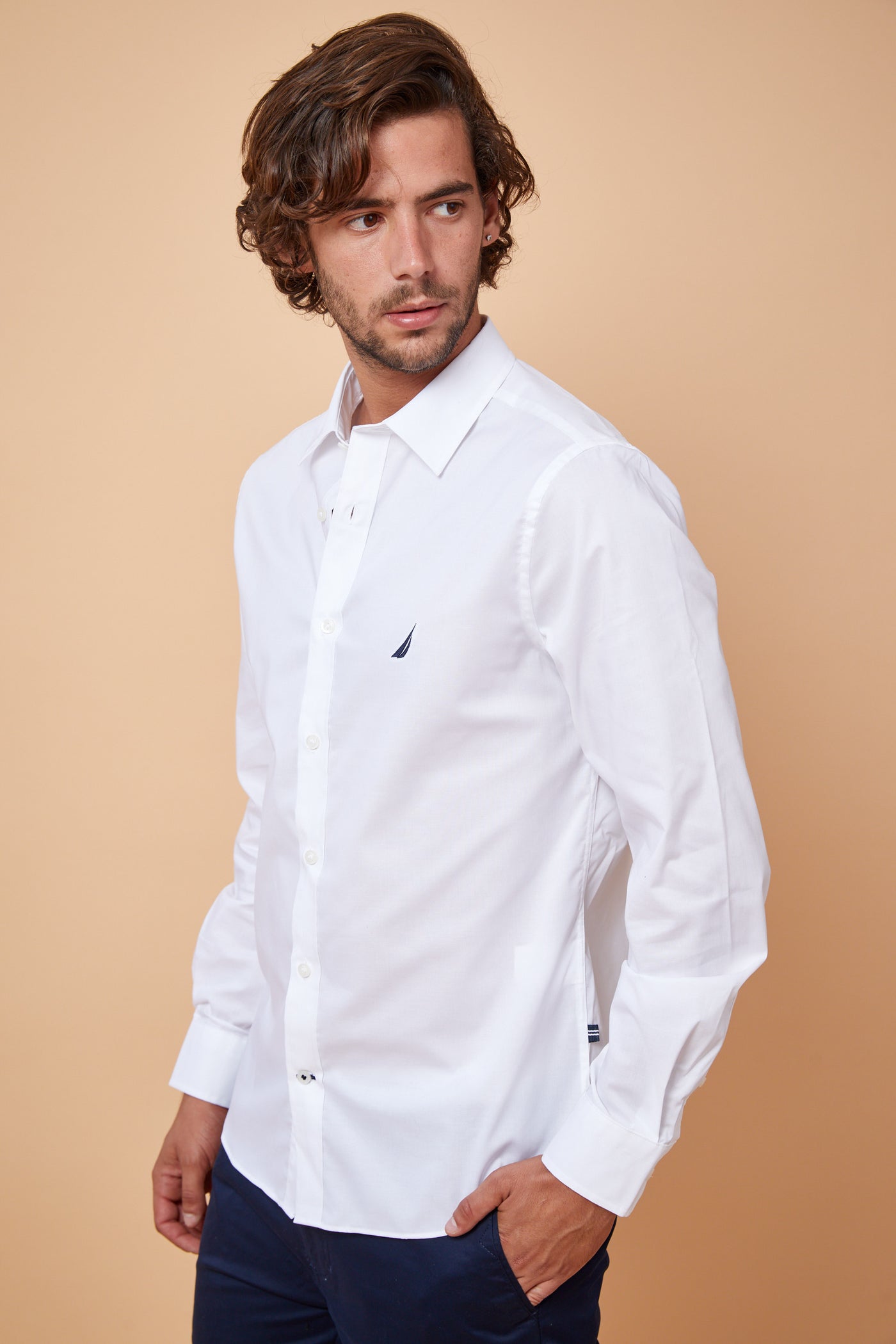 חולצה מכופתרת שרוול ארוך בצבע לבן גזרת TAILORED FIT