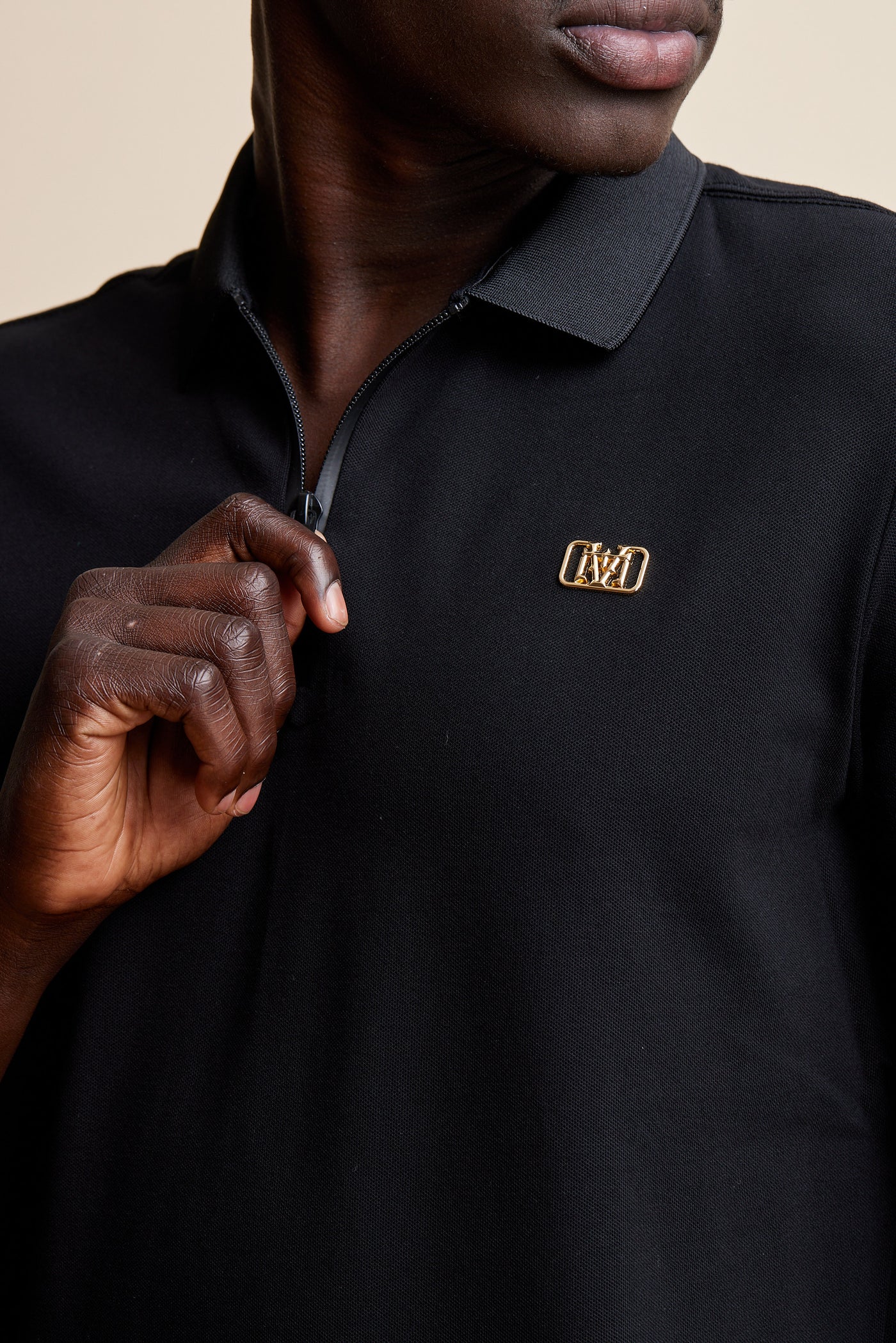 חולצת פולו שרוול קצר בצבע שחור לוגו זהב