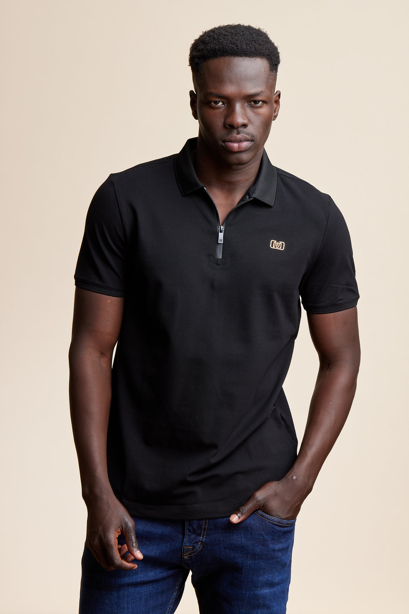 חולצת פולו שרוול קצר בצבע שחור לוגו זהב