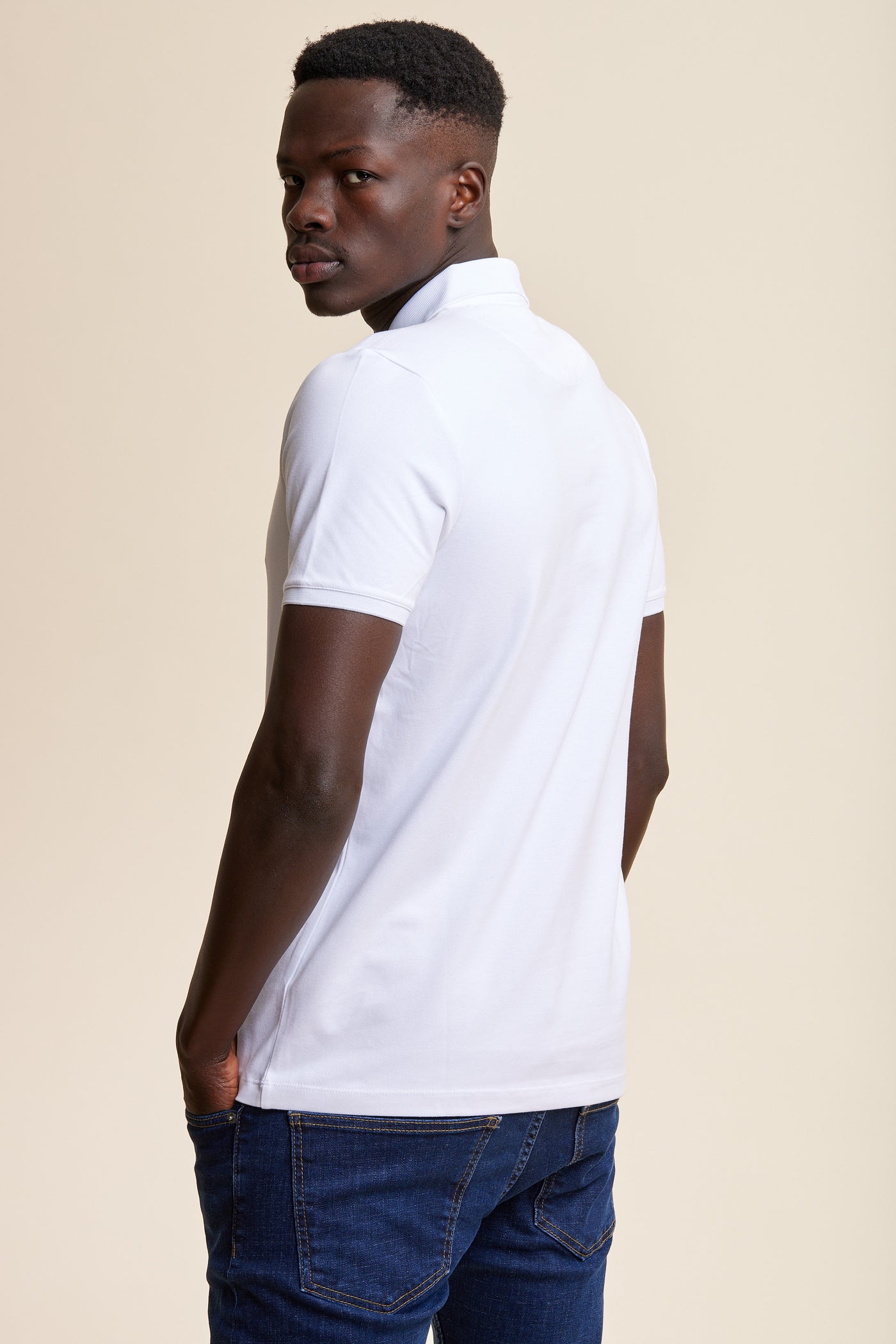 חולצת פולו שרוול קצר בצבע לבן לוגו ניקל