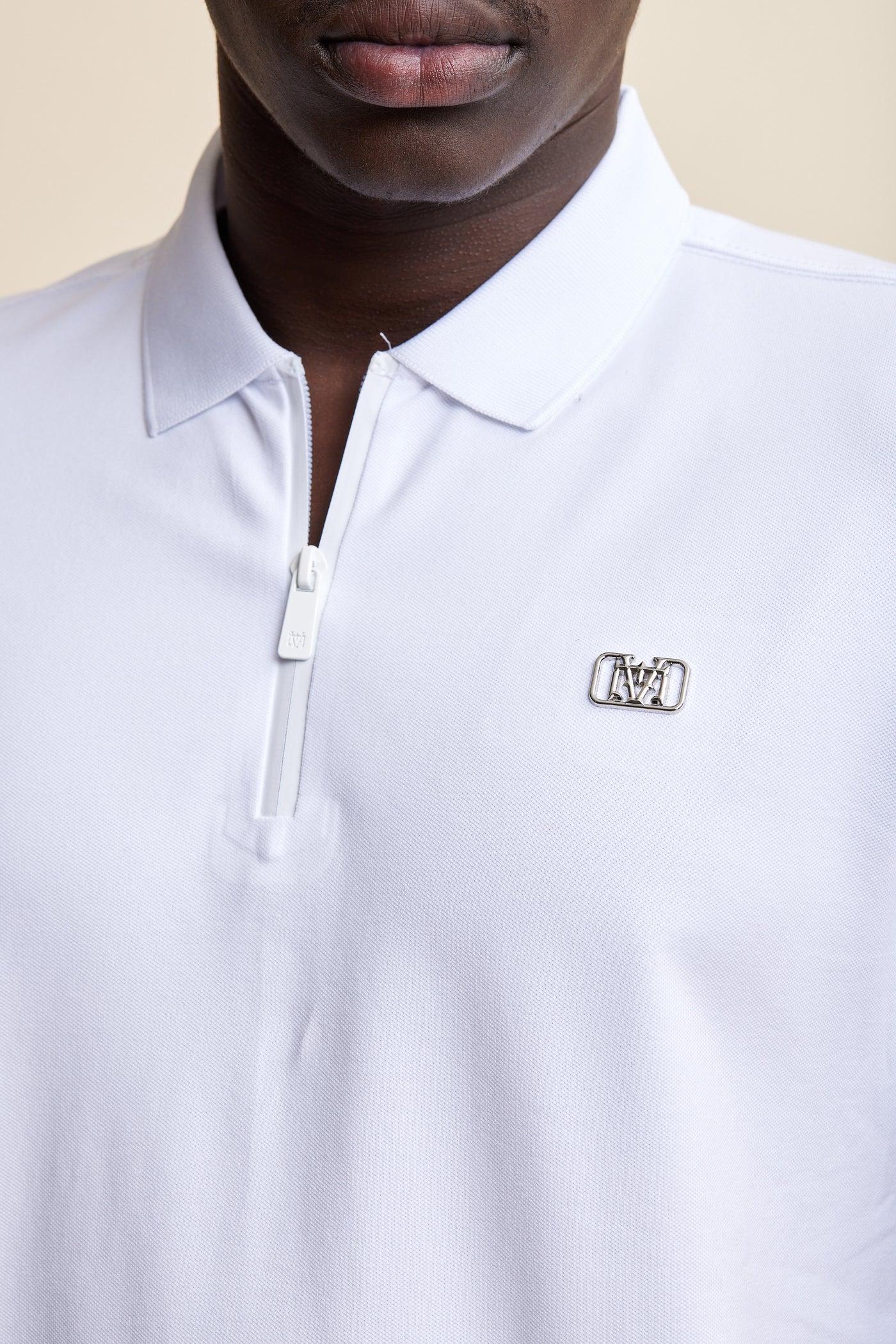 חולצת פולו שרוול קצר בצבע לבן לוגו ניקל