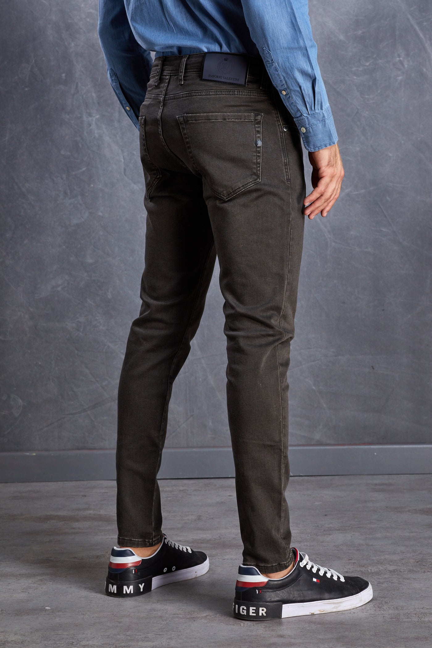 מכנס ג'ינס סקיני בצבע אפור כהה