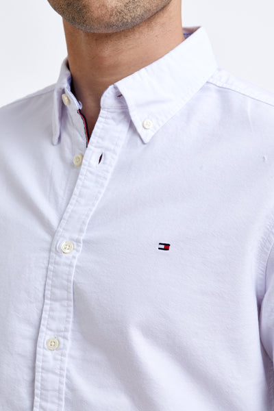 חולצת מכופתרת שרוול ארוך בצבע לבן