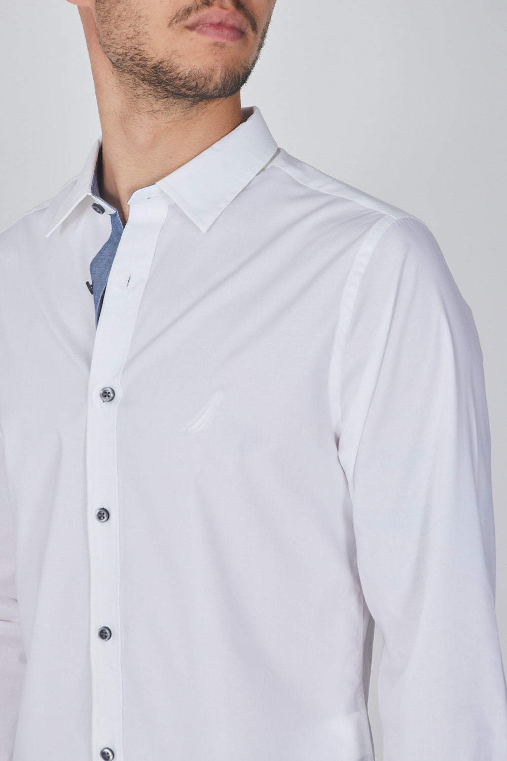חולצה מכופתרת שרול ארוך בצבע לבן