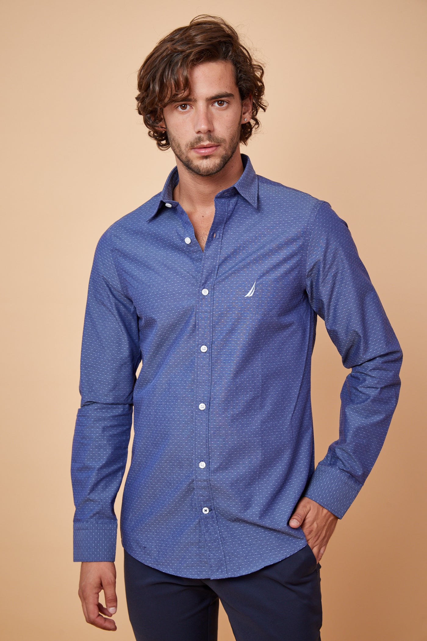 חולצה מכופתרת שרוול ארוך בצבע כחול דוגמה