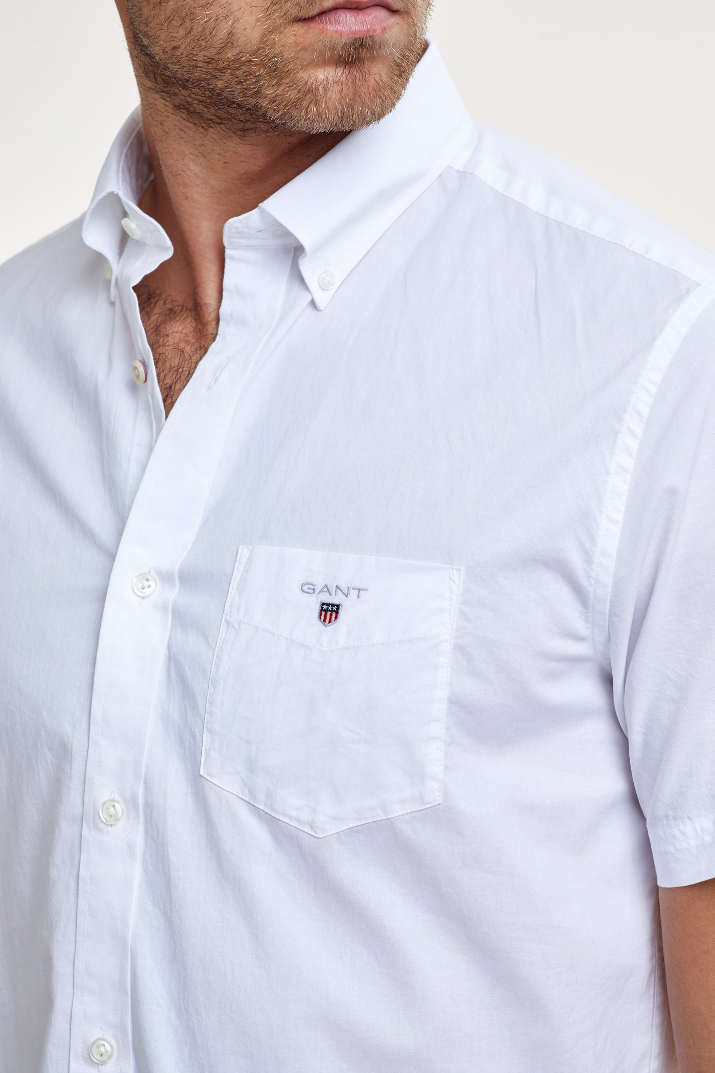 חולצה מכופתרת שרוול קצר עם כיס בצבע לבן