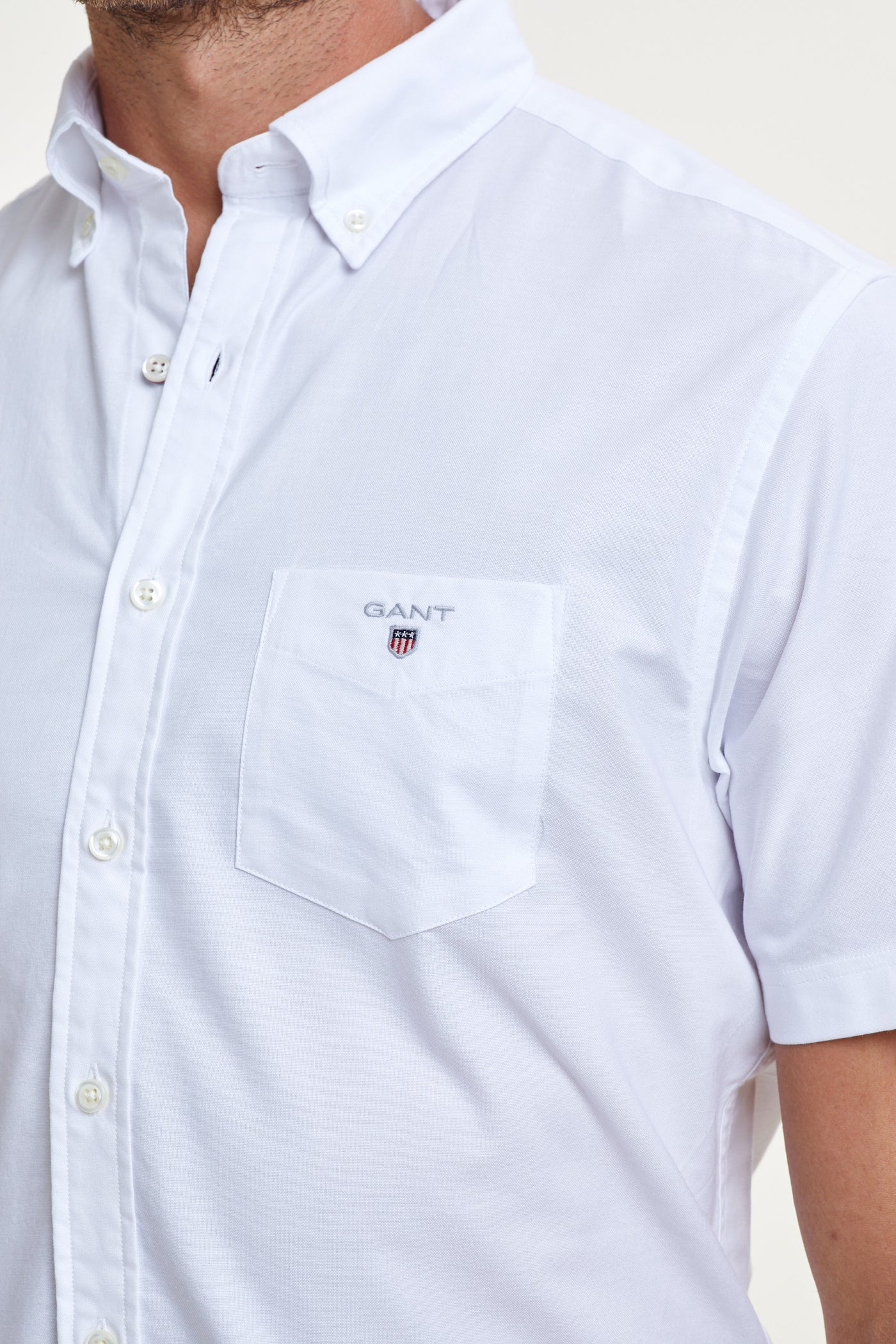 חולצה מכופתרת שרוול קצר אוקספורד בצבע לבן