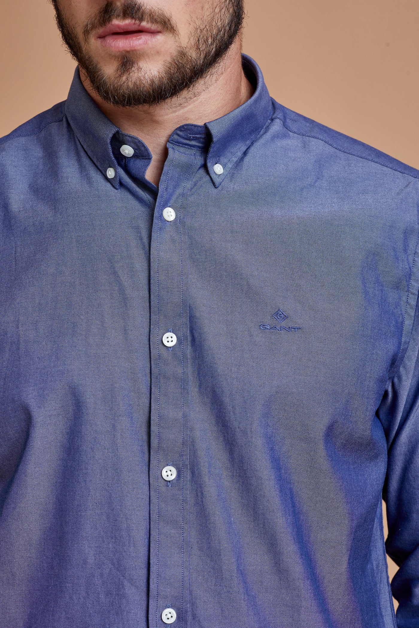 חולצה מכופתרת שרוול ארוך בצבע כחול אוקספורד