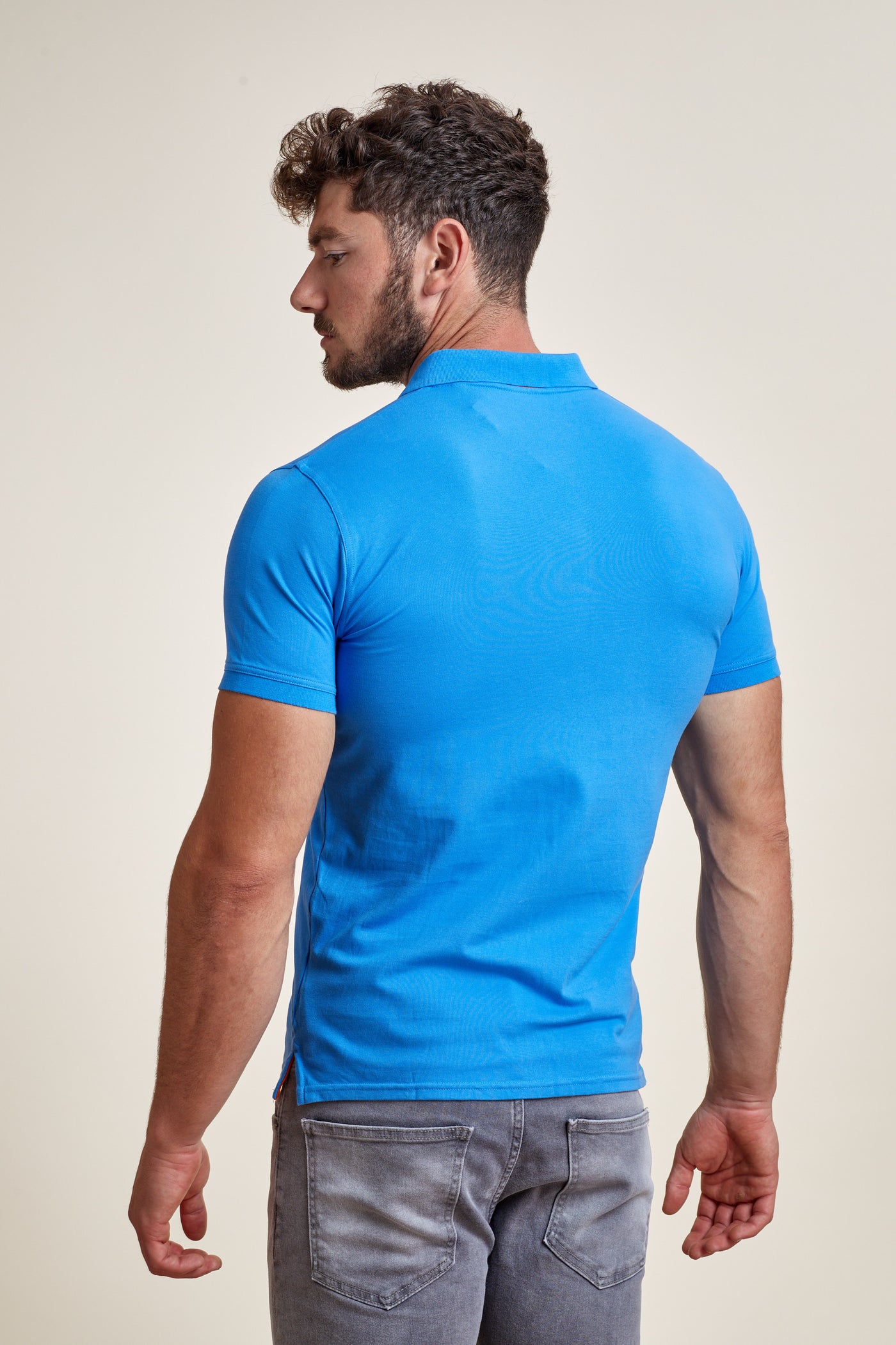 חולצת פולו שרוול קצר בצבע כחול שמים