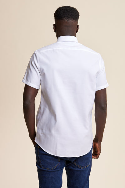 חולצה מכופתרת שרוול קצר NON IRON בצבע לבן עם כפתורים בצוארון