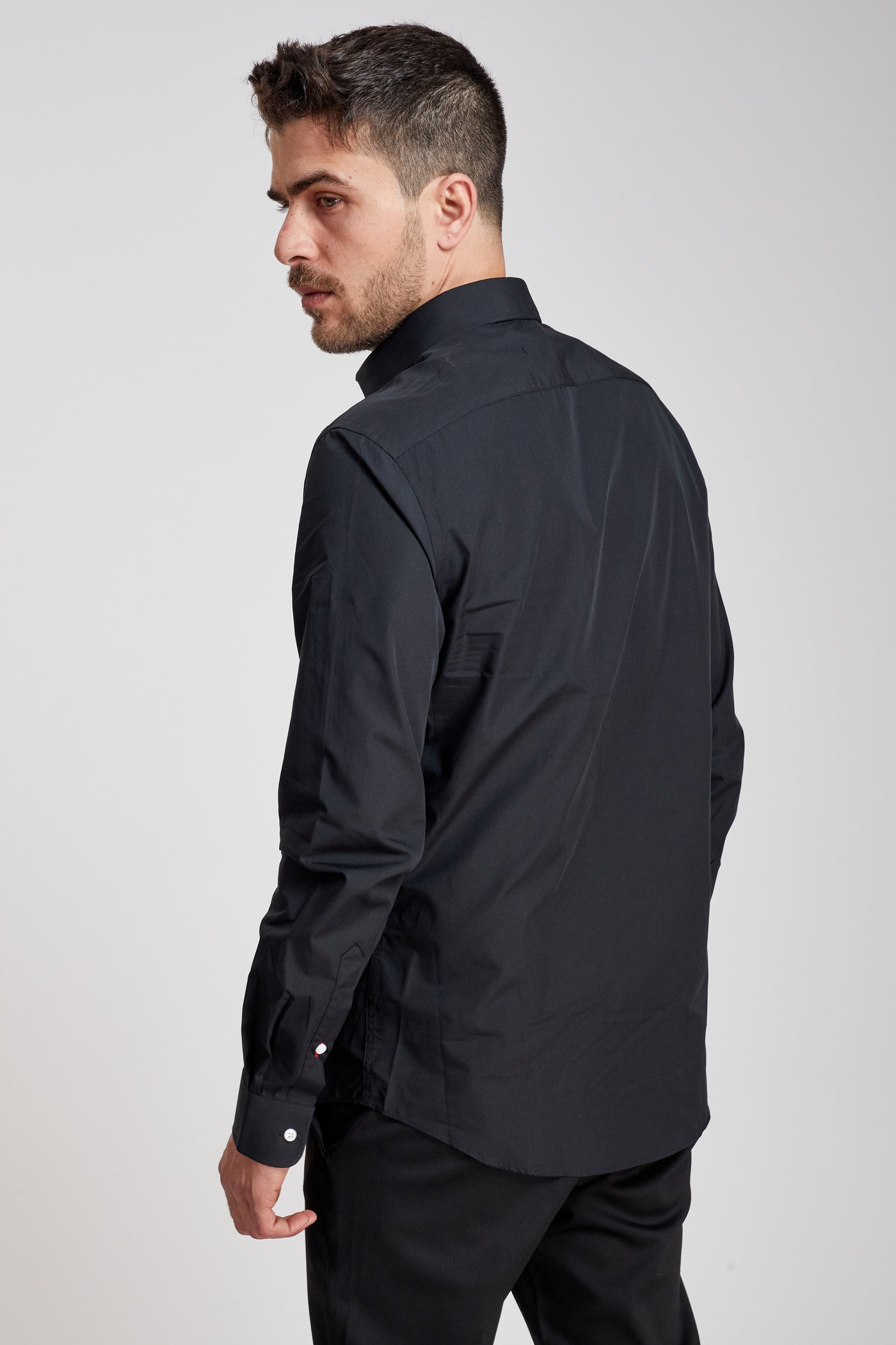 חולצה מכופתרת שרוול ארוך בצבע שחור SLIM FIT