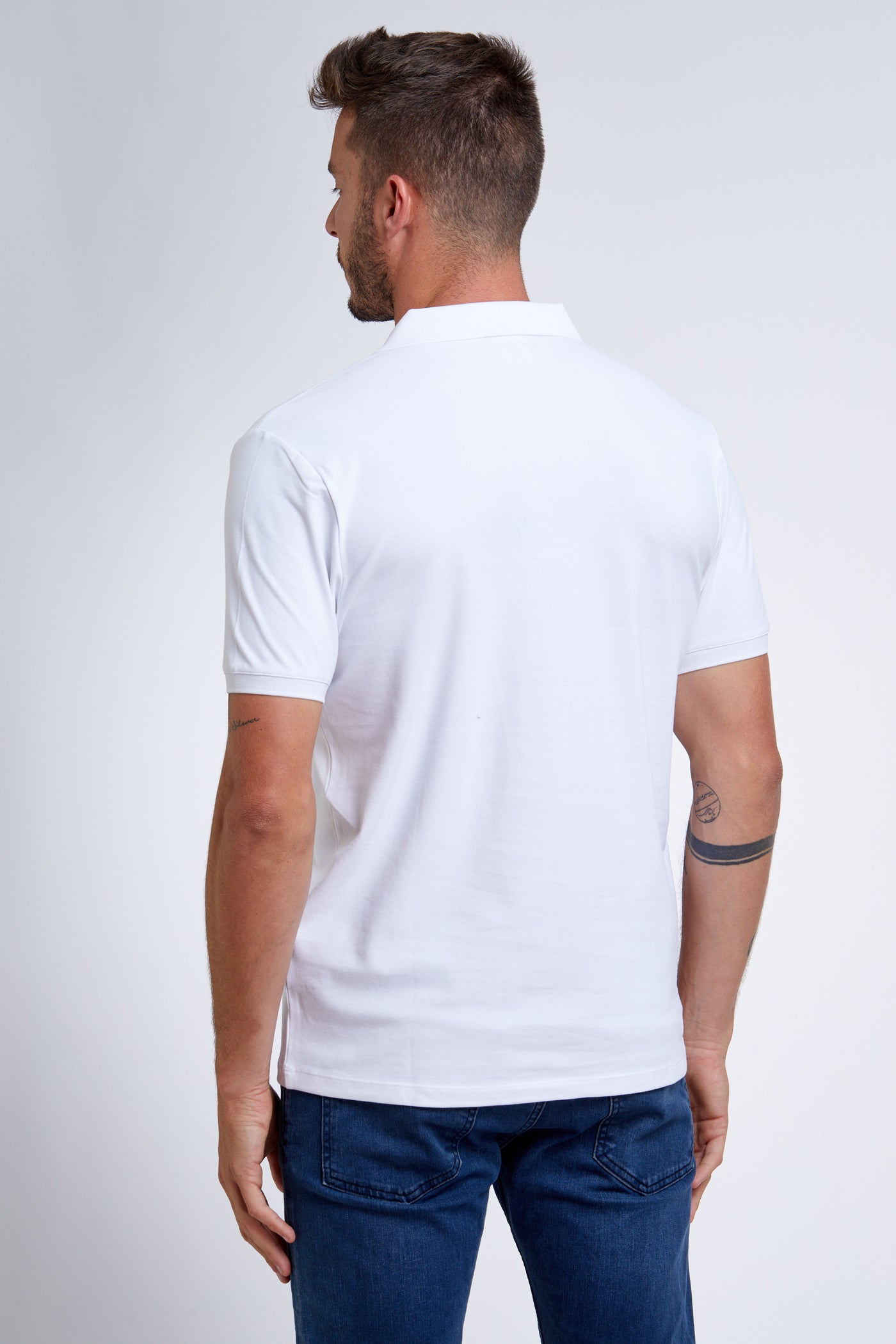 חולצת פולו שרוול קצר בצבע לבן