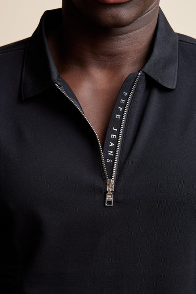חולצת פולו שרוול קצר בצבע שחור