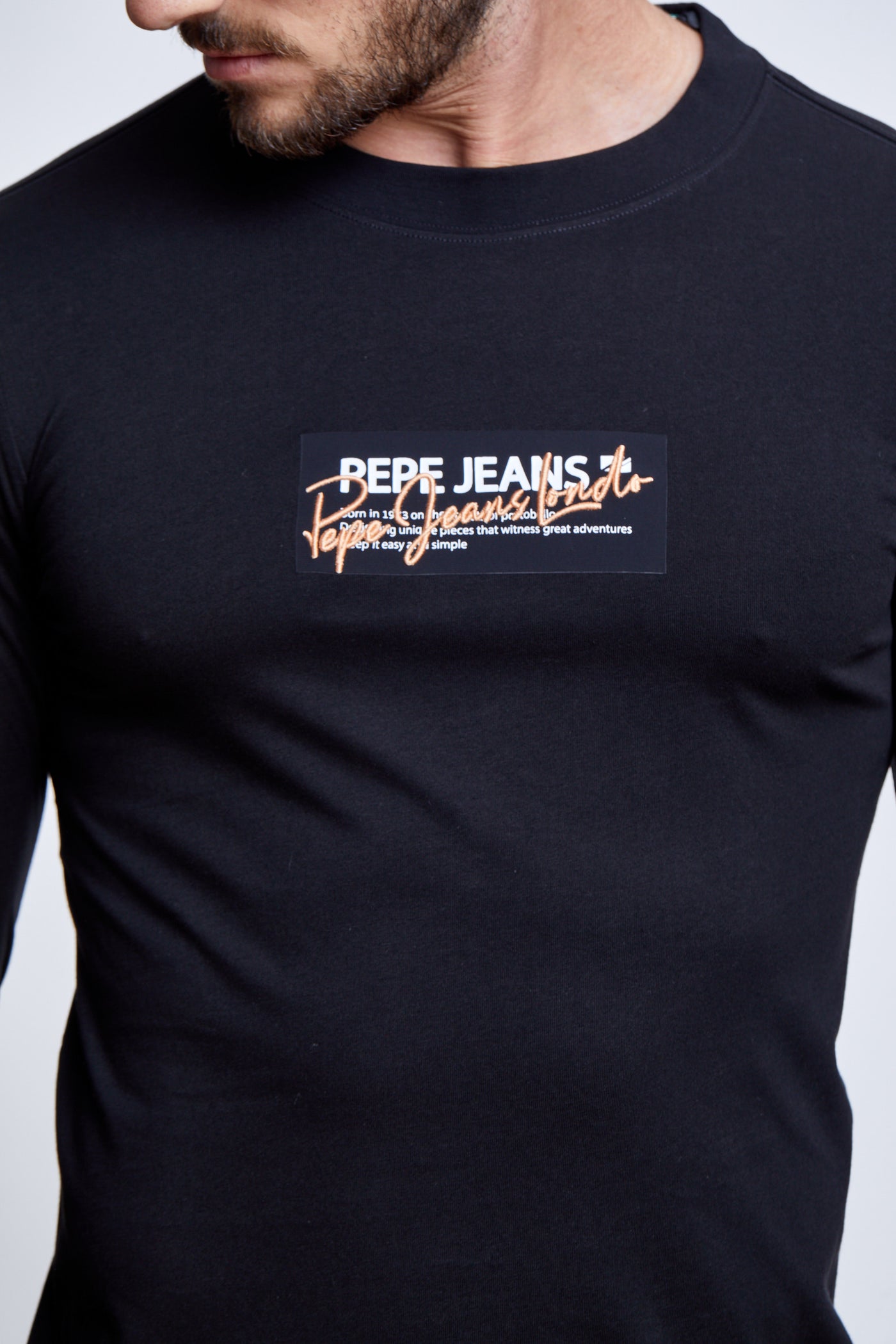 טי שירט שרוול ארוך בצבע שחור