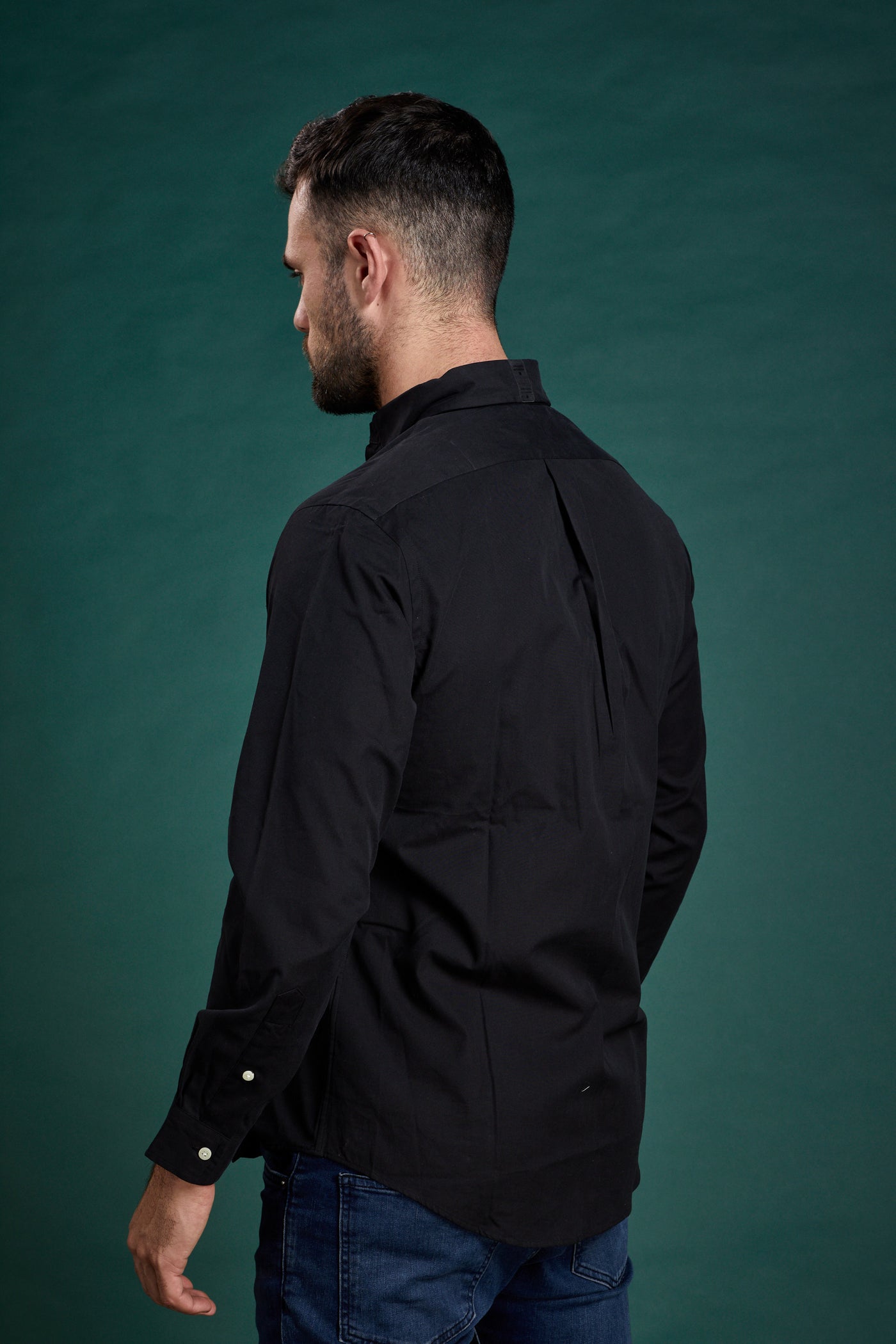 חולצה מכופתרת שרוול ארוך בצבע שחור CLASSIC FIT