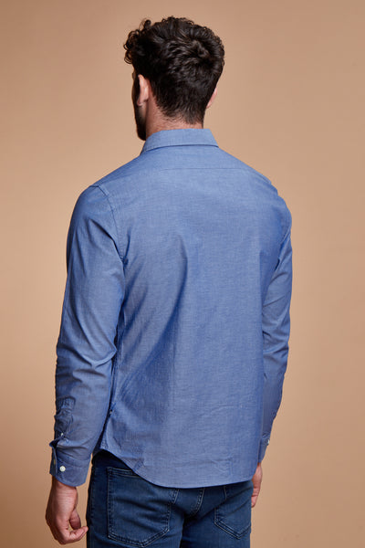 חולצה מכופתרת שרוול ארוך בצבע כחול