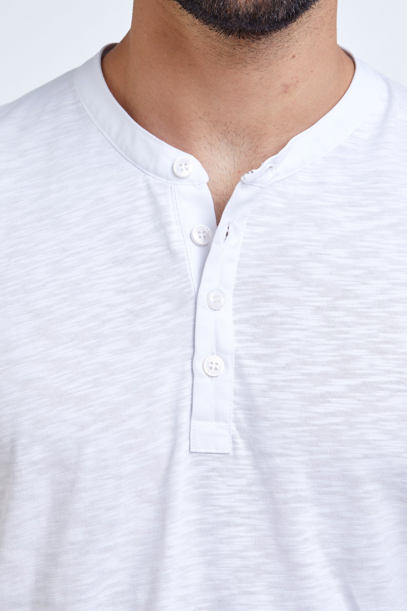חולצת טישרט ש.קצר עם כפתורים בצבע לבן