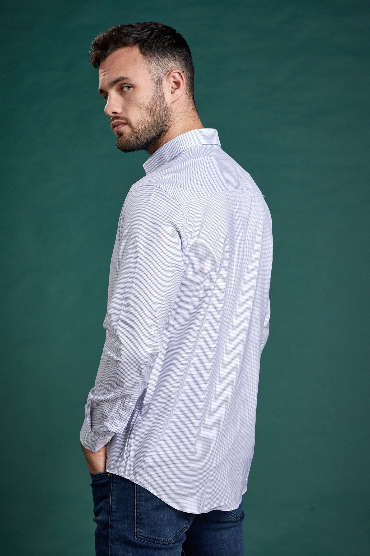 חולצה מכופתרת שרוול ארוך ריגולר בצבע לבן משובץ נייבי