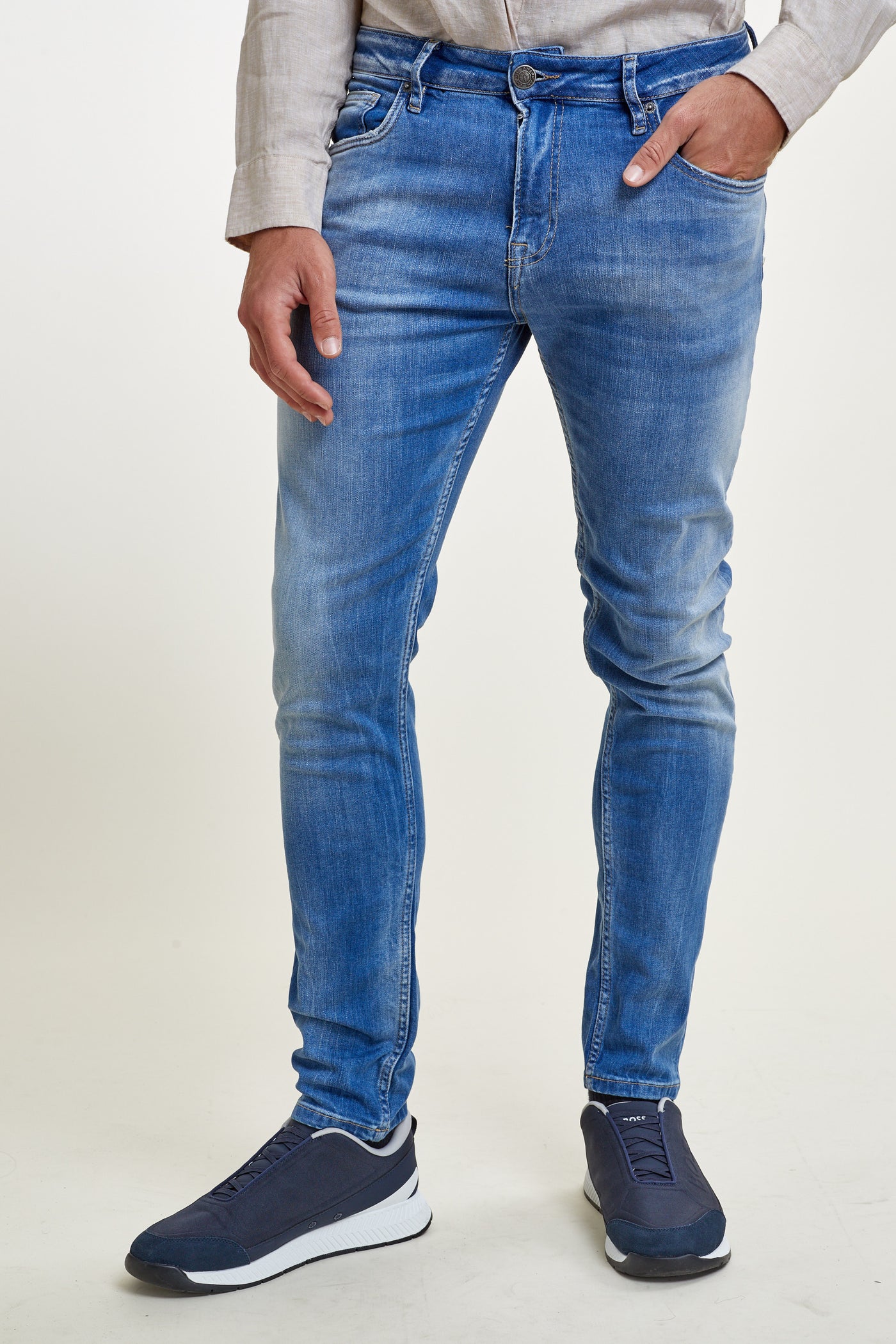 מכנס ג'ינס סלים 896 בצבע כחול 2