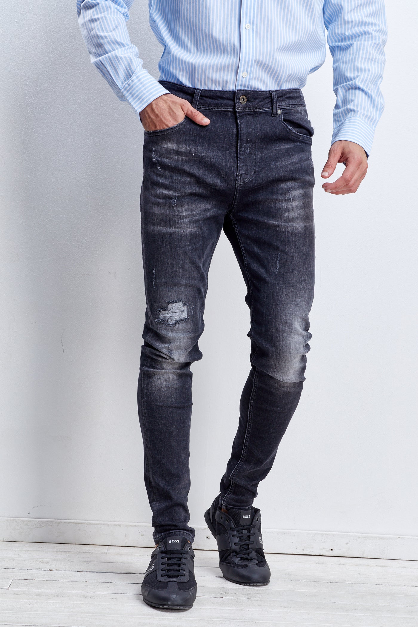 מכנס ג'ינס סקיני בצבע שחור משופשף